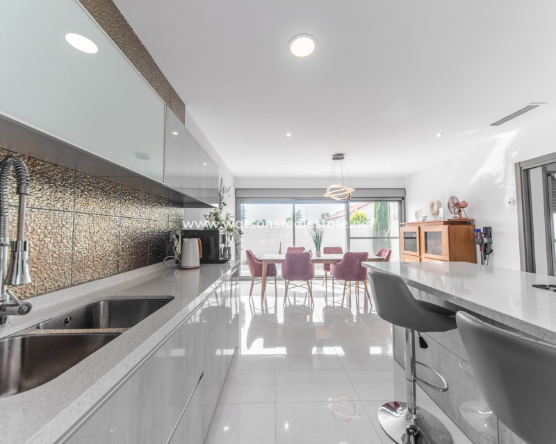 Resale - Fristaende Villa - Urb. El Oasis - La Marina