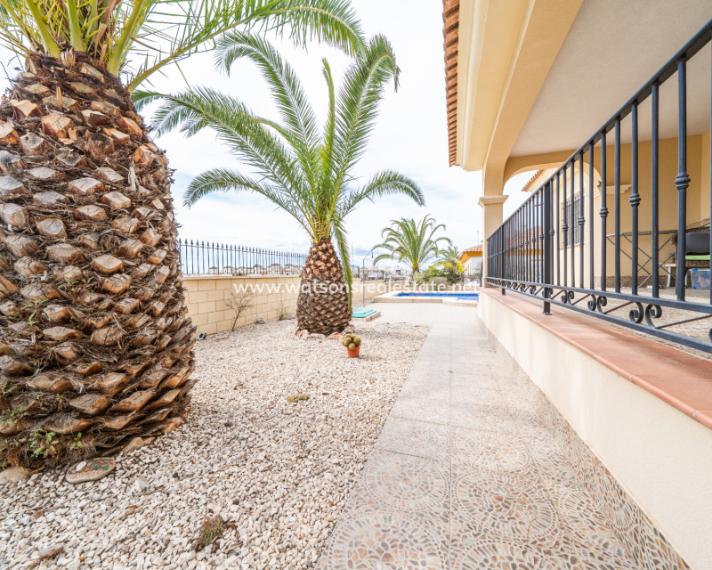 Resale - Fristaende Villa - Urb. El Oasis - La Marina