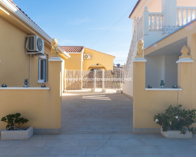 Resale - Fristaende Villa - Urb. El Oasis - La Marina