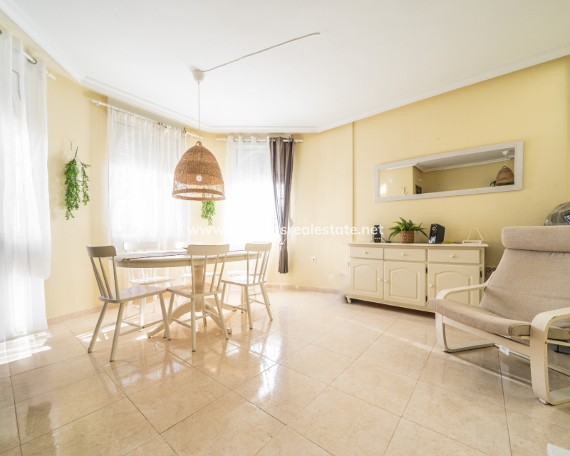 Resale - Halb Freistehend - Urb. La Marina