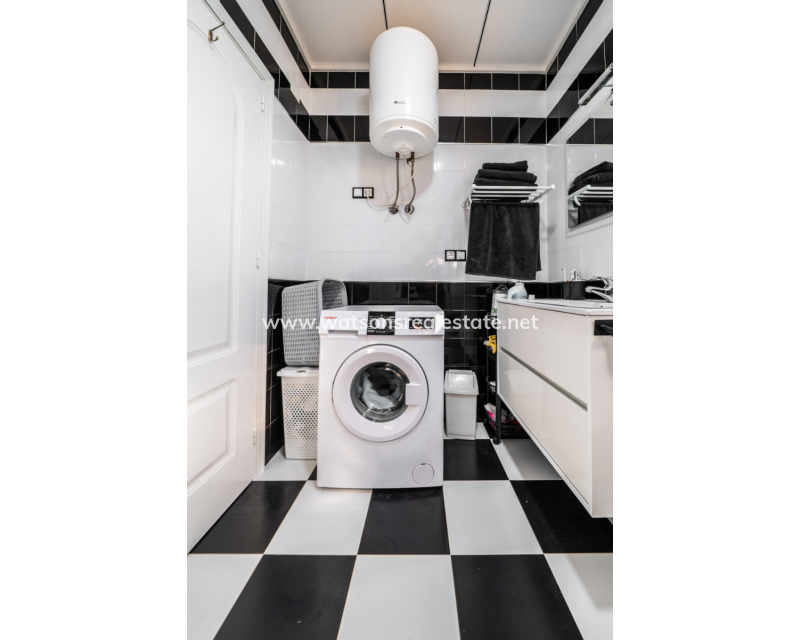 Resale - Reinhaus - Urb. La Marina