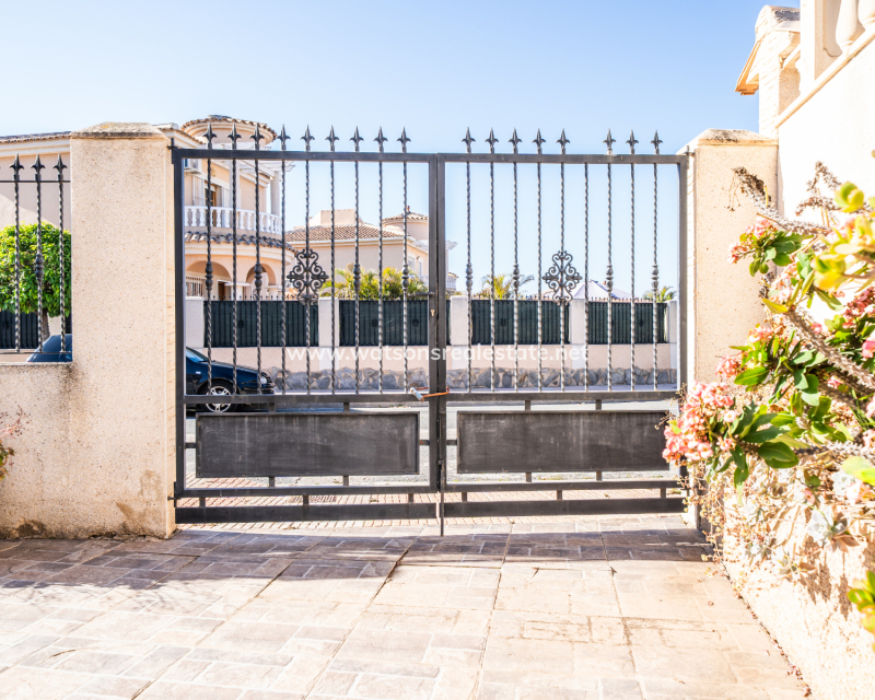 Resale - Semi-Detached - Urb. La Marina