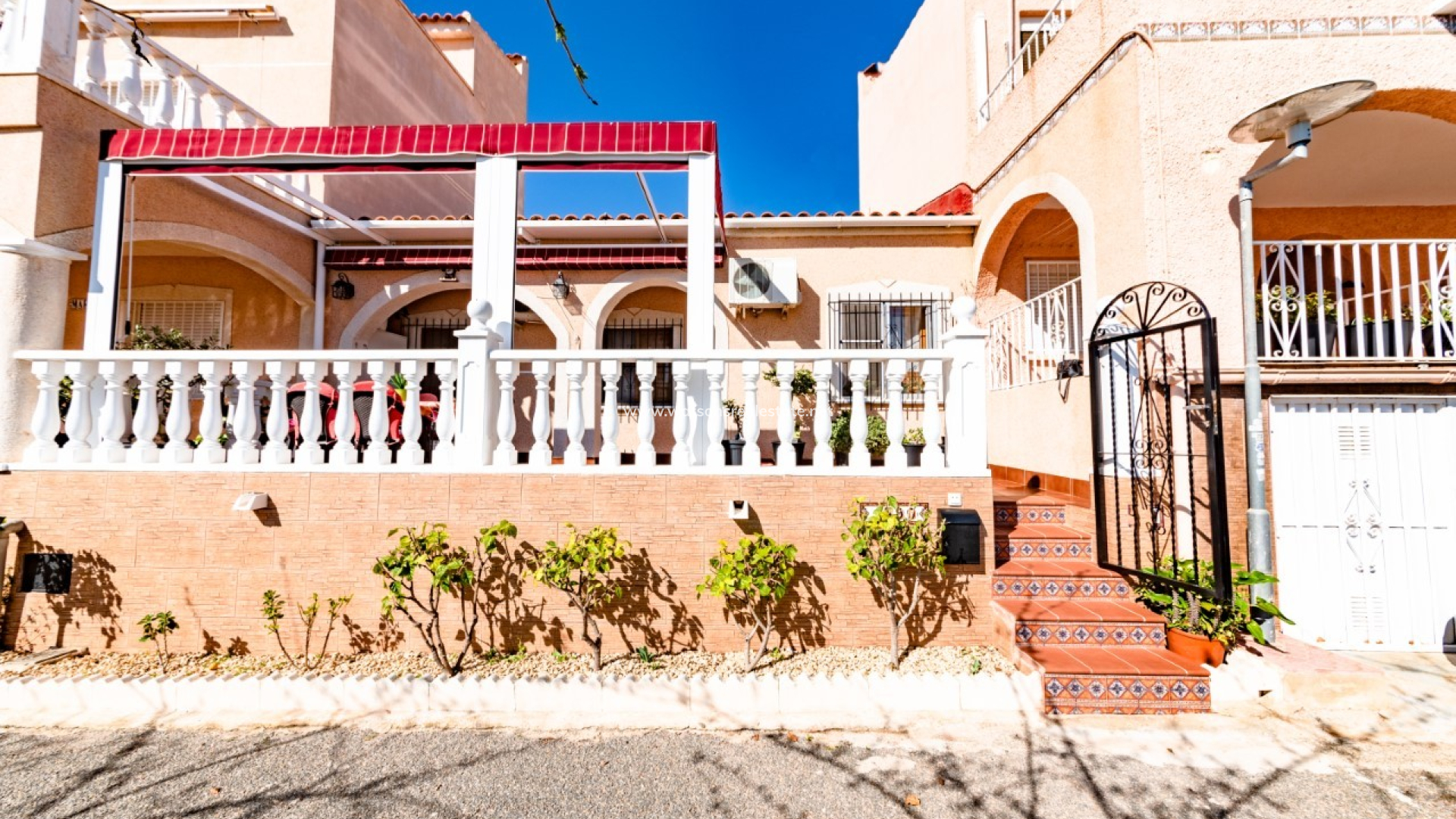 Rijhuis - Revente - Urb. La Marina - 4845