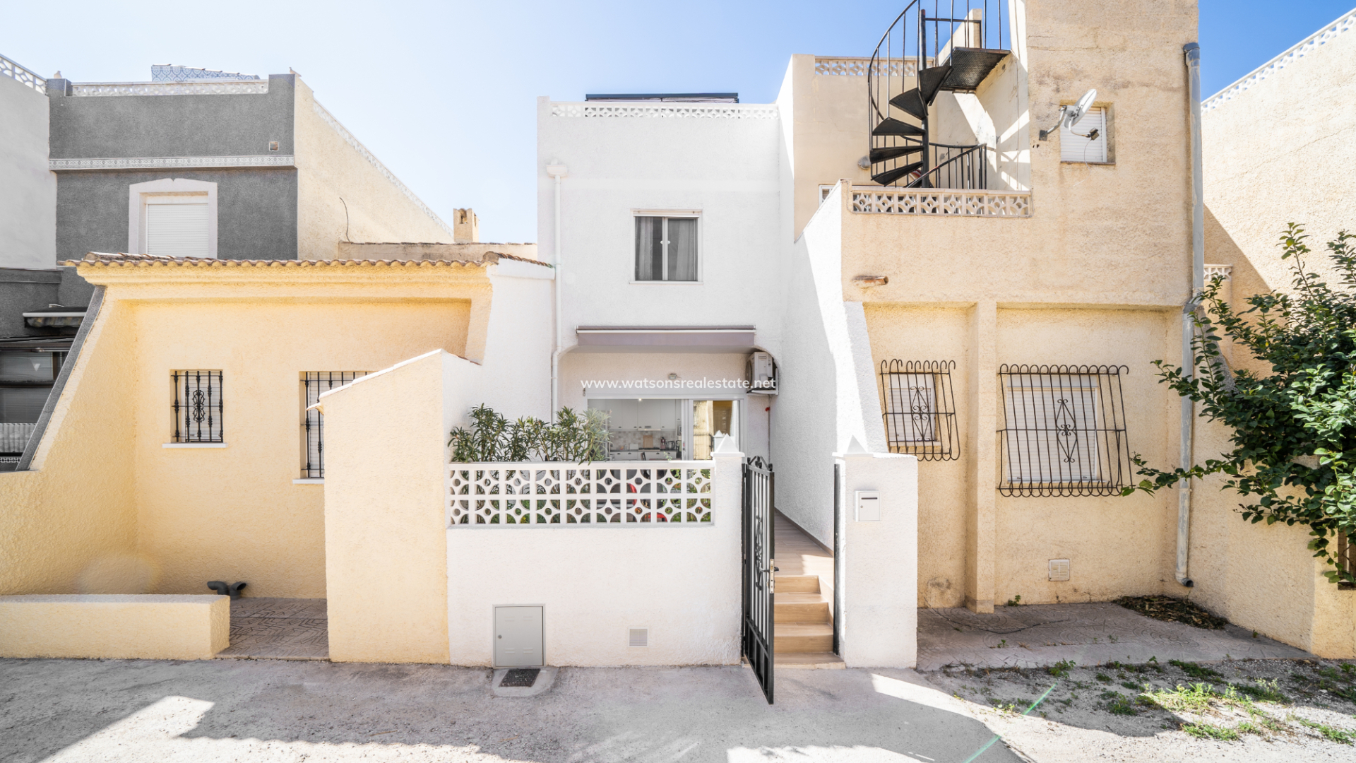 Rijhuis - Revente - Urb. La Marina - 5612