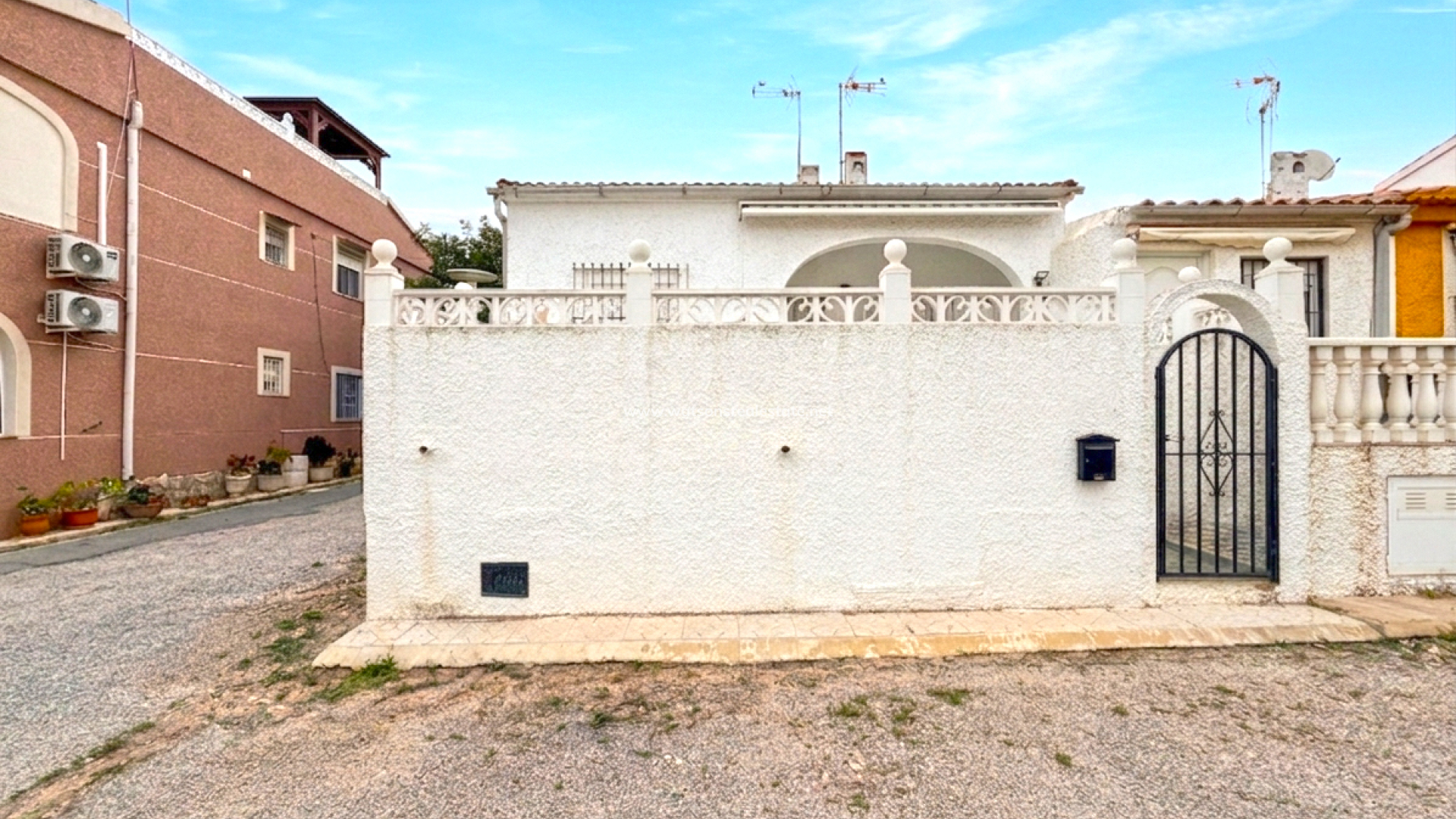 Rijhuis - Revente - Urb. La Marina - 6168