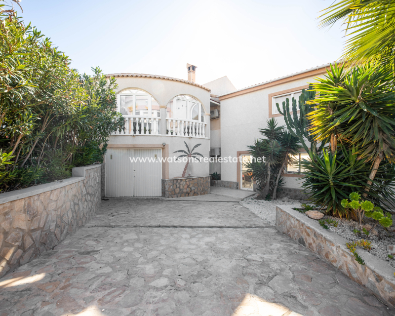 Venta - Chalet Independiente - Urb. La Escuera