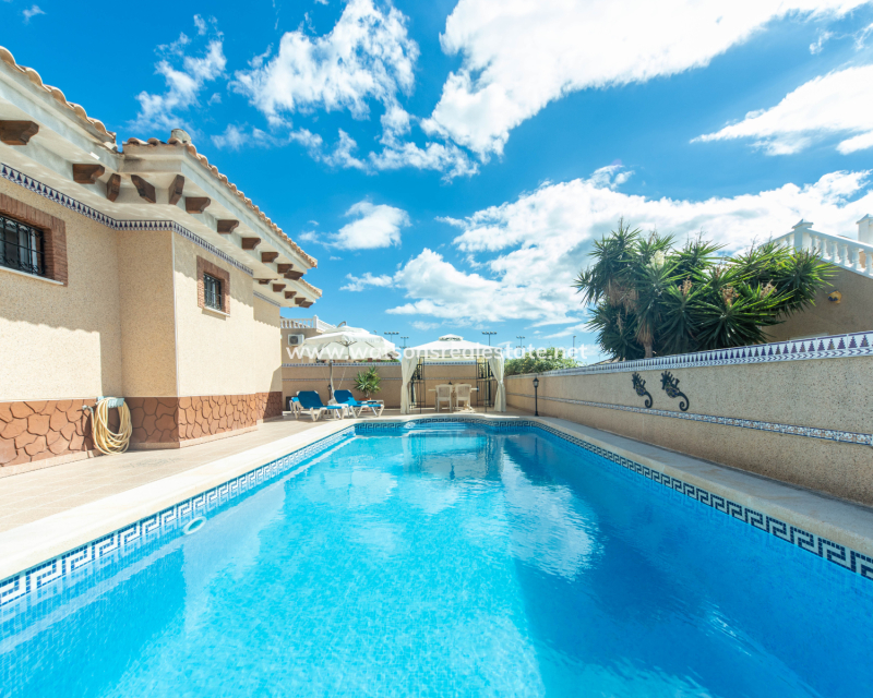 Venta - Chalet Independiente - Urb. La Marina