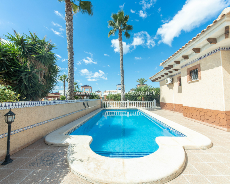 Venta - Chalet Independiente - Urb. La Marina