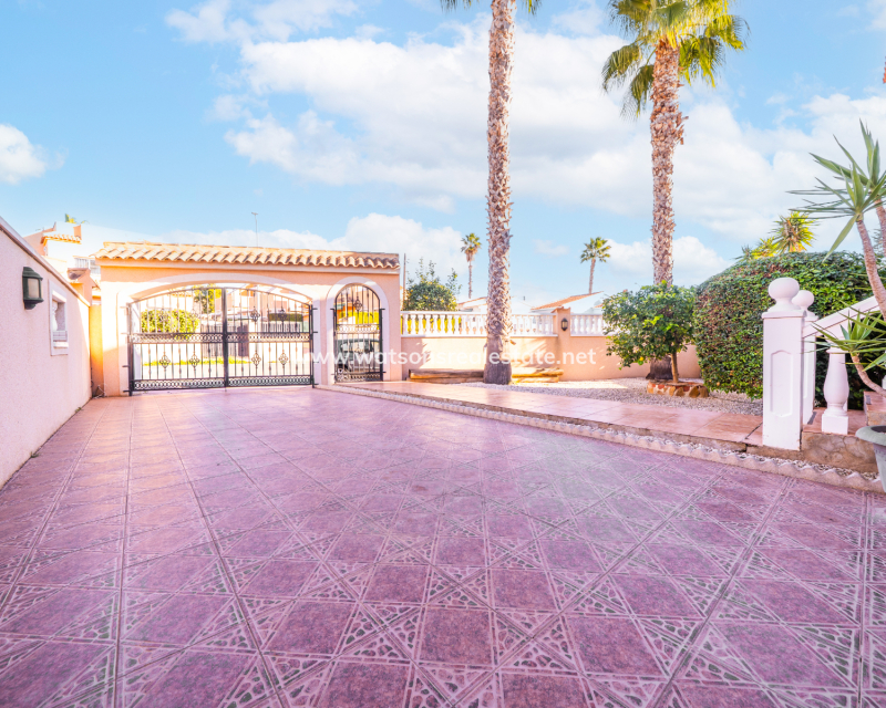 Venta - Chalet Independiente - Urb. La Marina