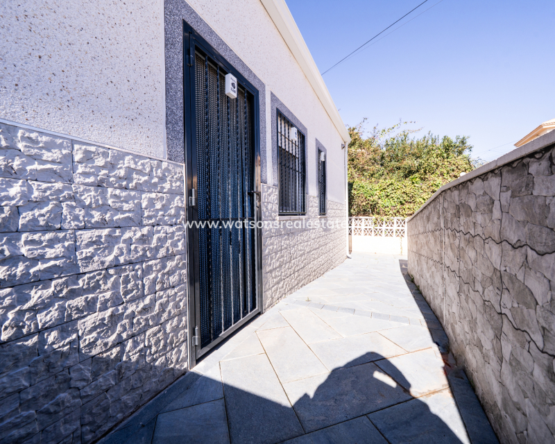 Venta - Chalet Independiente - Urb. La Marina