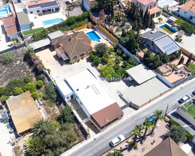 Villa independiente en venta en Alicante