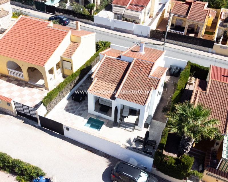 Villa independiente en venta en Alicante