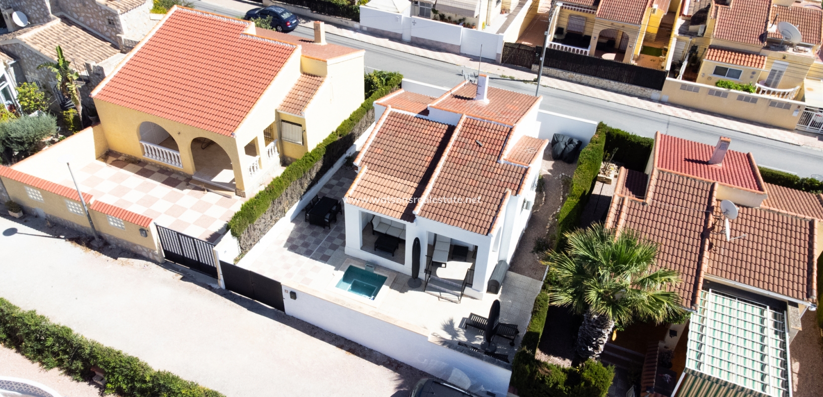 Villa independiente en venta en Alicante