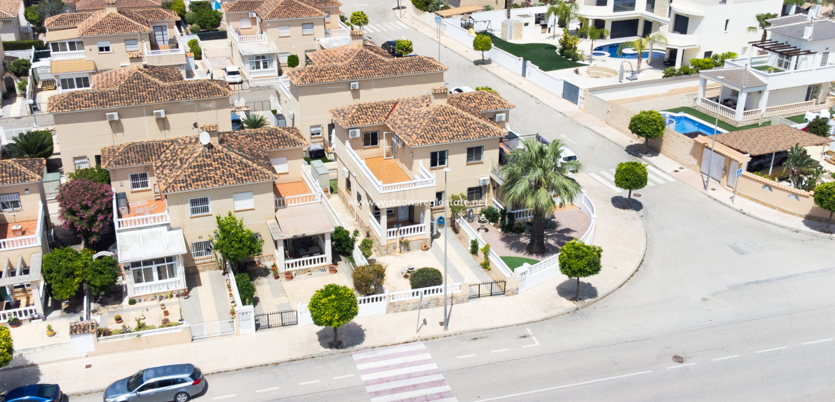 Villa zum Verkauf in La Marina mit Gemeinschaftspool