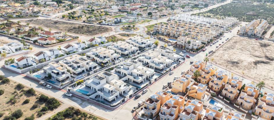 El Mercado Inmobiliario en Urb La Marina: Guía para Compradores y Vendedores en España