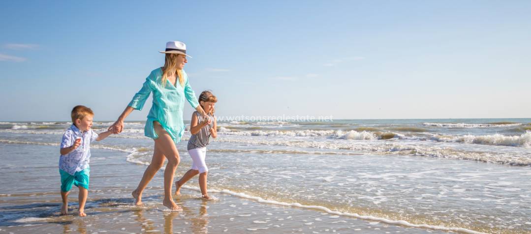Vous souhaitez acheter une maison dans l'urbanisation La Marina ? Nous vous présentons les services et les options de loisirs qui rendent ce quartier si spécial. Vous souhaitez acheter une maison dans l'urbanisation La Marina ? Nous vous présentons les services et les options de loisirs qui rendent ce quartier si spécial.