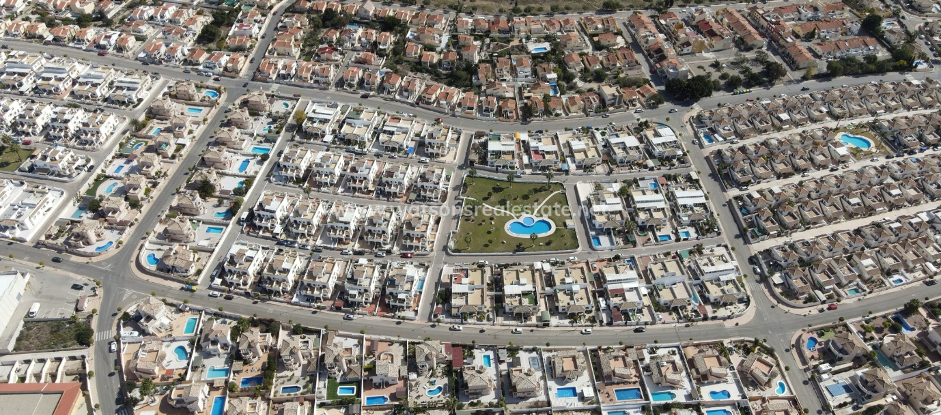 Varför letar unga familjer efter hus till salu i La Marina?